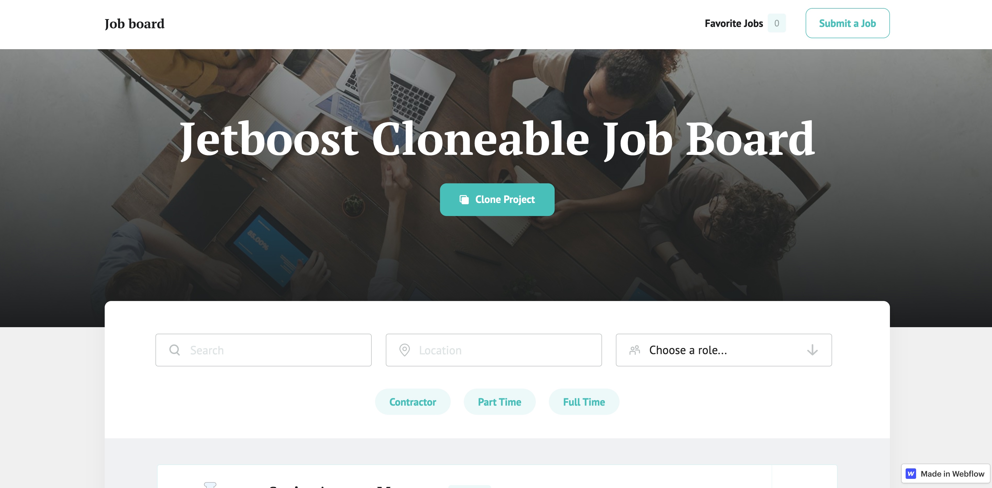 Capture d'écran du site d'emploi clonable Jetboost. La photo d’arrière-plan est une vue aérienne de 5 personnes travaillant à une table avec des ordinateurs portables.